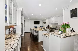 27 Hunt Ct, Jericho, NY 11753 - Photo 4