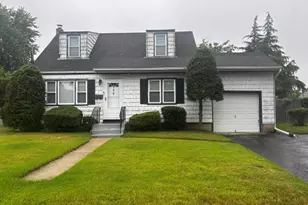 216 Bergen Ct, Copiague, NY 11726 - Photo 2