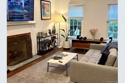 11 Duke Of Gloucester, Manhasset, NY 11030 - Photo 2
