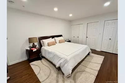 11 Duke Of Gloucester, Manhasset, NY 11030 - Photo 6
