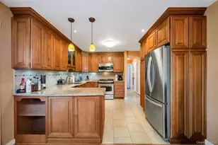 34 Oak St, Hicksville, NY 11801 - Photo 8