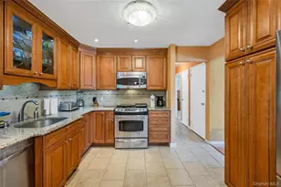 34 Oak St, Hicksville, NY 11801 - Photo 10