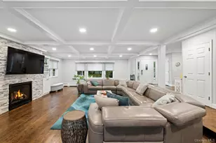 21 Fairoaks Ln, Smithtown, NY 11787 - Photo 4