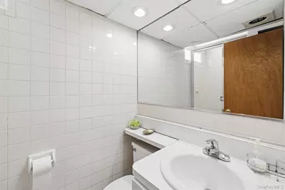 1472 Middle Neck Road, Port Washington, NY 11050 - Photo 16