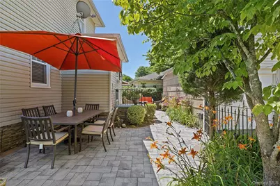 1472 Middle Neck Road, Port Washington, NY 11050 - Photo 18