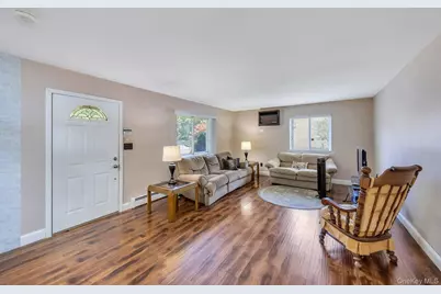 9 Daniel Court, Ronkonkoma, NY 11779 - Photo 16