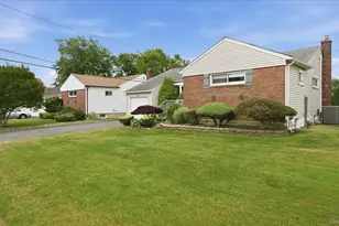 45 Margaret Rd, Massapequa, NY 11758 - Photo 2