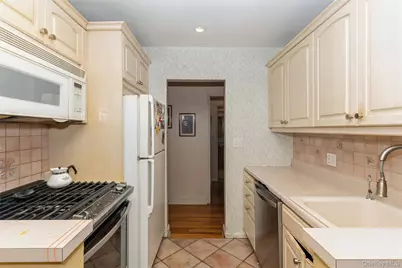 182-12 Horace Harding Expressway #1K, Fresh Meadows, NY 11365 - Photo 6