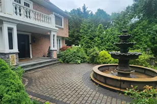7 Arista Ct, Dix Hills, NY 11746 - Photo 2