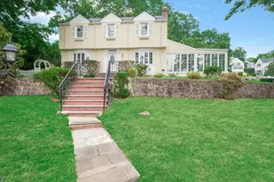 17 Pinewood Rd, Manhasset, NY 11030 - Photo 2