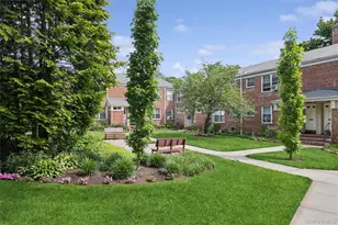 43 Edwards St, Roslyn Heights, NY 11577 - Photo 4