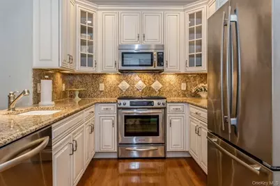1105 Roosevelt Way, Westbury, NY 11590 - Photo 8