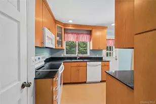 305 Glynn St, North Babylon, NY 11703 - Photo 8