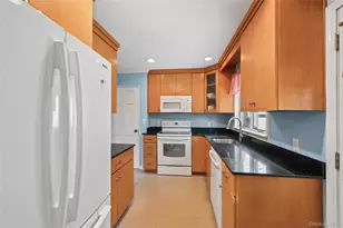 305 Glynn St, North Babylon, NY 11703 - Photo 10
