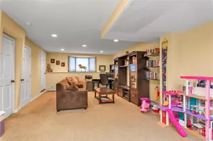 90 Virginia Dr, Manhasset, NY 11030 - Photo 12