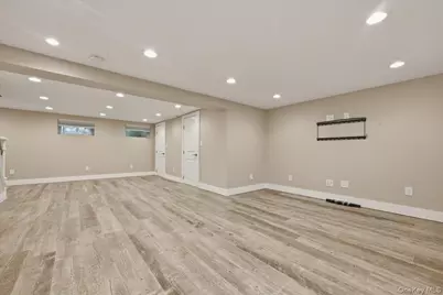 195 Scarcliffe Drive, Malverne, NY 11565 - Photo 26