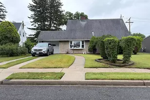 7 Mockingbird Ln, Levittown, NY 11756 - Photo 2