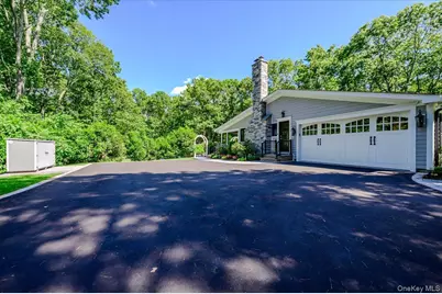 225 Laurel Lane, Syosset, NY 11791 - Photo 40