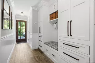 225 Laurel Ln, Syosset, NY 11791 - Photo 20