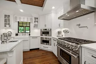 225 Laurel Ln, Syosset, NY 11791 - Photo 8