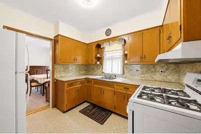 338 E 238th Street, Bronx, NY 10470 - Photo 12
