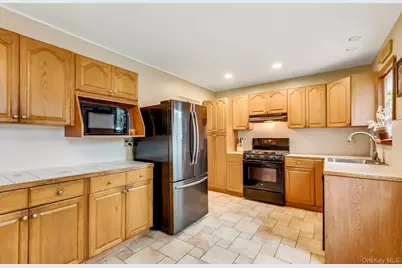 10 Brian Drive, East Islip, NY 11730 - Photo 10