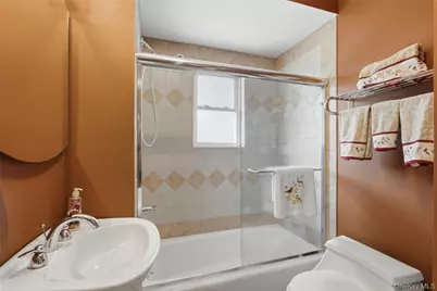 194 Willis Avenue, Floral Park, NY 11001 - Photo 10