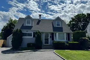 277 Jackson Ave, Syosset, NY 11791 - Photo 2
