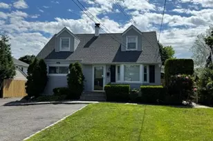 277 Jackson Ave, Syosset, NY 11791 - Photo 4