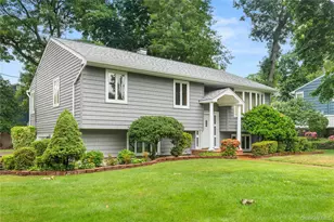 142 Mohican Ave, Ronkonkoma, NY 11779 - Photo 2