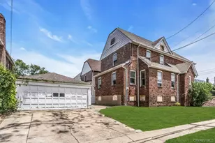 200 Bixley Heath, Lynbrook, NY 11563 - Photo 2