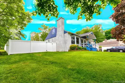 8 Van Cedar Street SE #8, Brentwood, NY 11717 - Photo 4