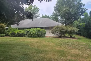 65 Saddle Ln, Roslyn Heights, NY 11577 - Photo 2