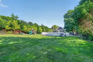 17 Woodlawn Ave, East Moriches, NY 11940 - Photo 4