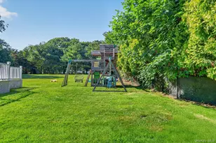 17 Woodlawn Ave, East Moriches, NY 11940 - Photo 2