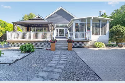 17 Woodlawn Avenue, East Moriches, NY 11940 - Photo 8
