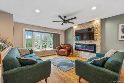 194 Missouri Avenue, Bay Shore, NY 11706 - Photo 2