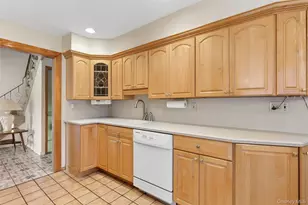 27 Spacecraft Ln, Hauppauge, NY 11788 - Photo 10