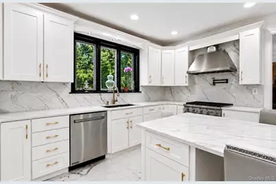 10 Chapel Hill Road, Lake Grove, NY 11755 - Photo 8