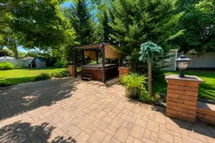 21 Kevin Rd, Commack, NY 11725 - Photo 2