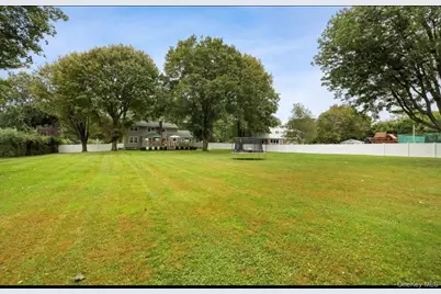240 Plainview Road, Woodbury, NY 11797 - Photo 18