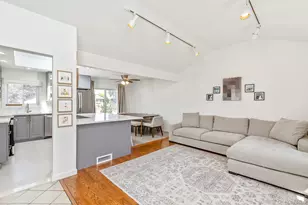 21 Pine Tree Ave, Hicksville, NY 11801 - Photo 4