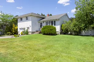 21 Pine Tree Ave, Hicksville, NY 11801 - Photo 2