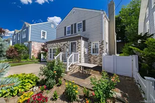 4 Nassau Blvd, Malverne, NY 11565 - Photo 2