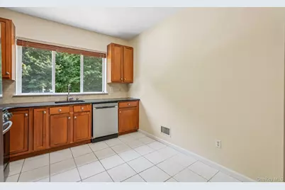 212 Arlington Court, Bardonia, NY 10954 - Photo 16