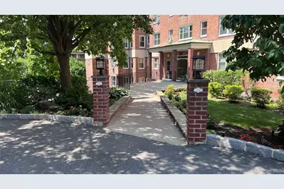 290 Collins Avenue #8E, Fleetwood, NY 10552 - Photo 2