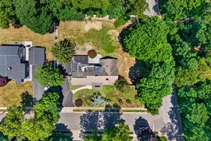 81 Carriage Ln, Roslyn Heights, NY 11577 - Photo 2