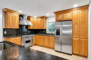 26 Picture Ln, Hicksville, NY 11801 - Photo 12