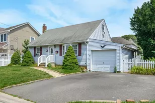 18 Plymouth Rd, Massapequa, NY 11758 - Photo 2