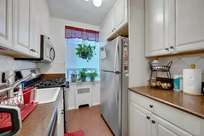280 Collins Avenue #6D, Fleetwood, NY 10552 - Photo 10